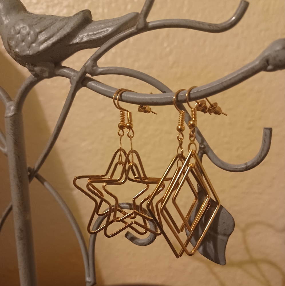 2 pairs of dangle earrings